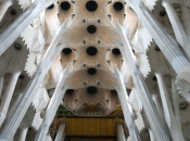 Gewelven binnen van La Sagrada Família