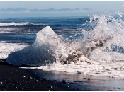 IJsblok op het strand bij ijsbergenmeer Jökulsárlón