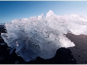 IJsblok op het strand bij ijsbergenmeer Jökulsárlón