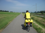 Fietspad onderweg langs het spoor