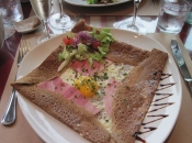 Crêpe eten tijdens de regenpauze in Montsoreau