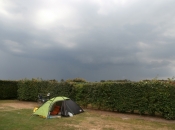 Ons tentje op de camping in Mierlo. Het noodweer op de achtergrond trok gelukkig aan ons voorbij.