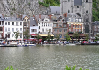 Uitzicht op Dinant langs de Maas