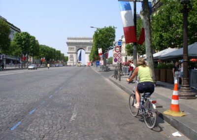 Nicole op een bijna lege Avenue des Champs Elysees