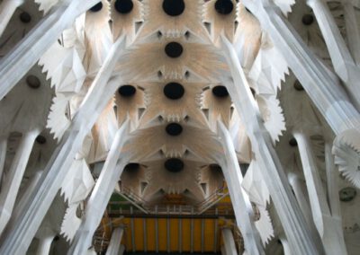 Gewelven binnen van La Sagrada Família