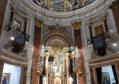 Binnen bij de Basílica