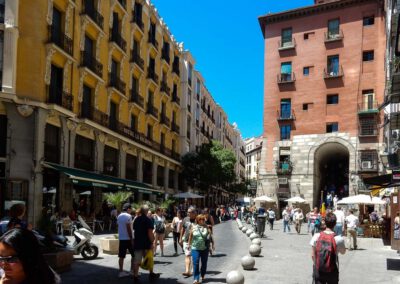 Calle de Toledo met poort naar Plaza Mayor