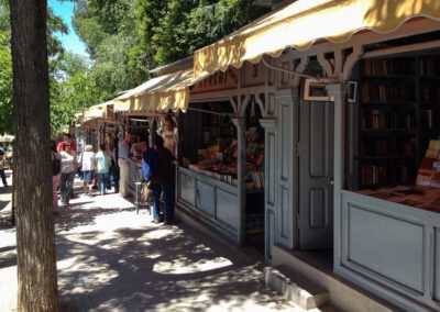 Boekenstalletjes nabij Parque del Buen Retiro