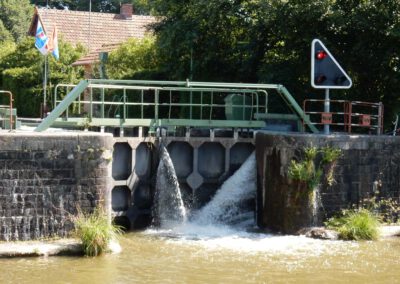 Een van de vele sluisjes aan het Canal du Centre