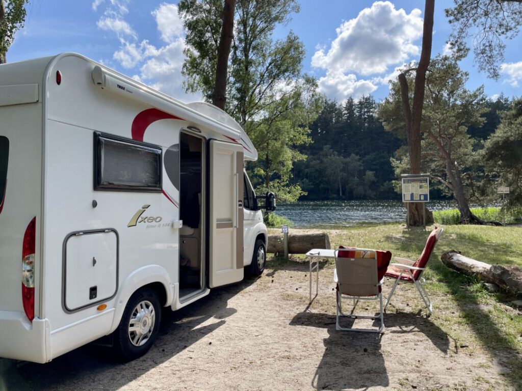 Camper bij het water