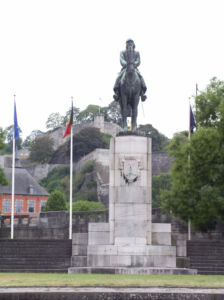 Standbeeld bij splitsing Maas en Sambre