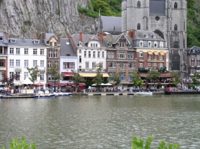 Uitzicht op Dinant langs de Maas
