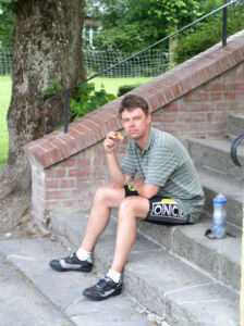 Lunch op de trap van een kerk