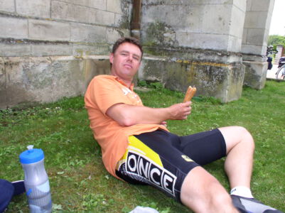 Lunchpause in de schaduw van een kerk