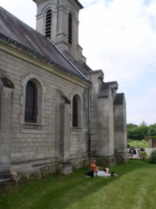 Lunchpause in de schaduw van een kerk