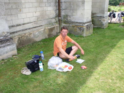 Lunchpause in de schaduw van een kerk