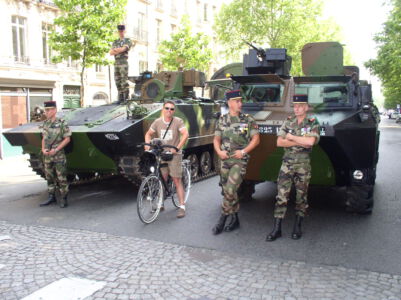 Rolph poserend tussen voertuigen
