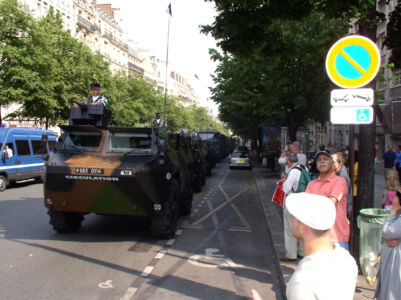 Legervoertuigen die klaar staan voor de parade
