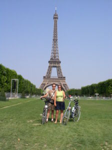 Poseren voor de Eifeltoren