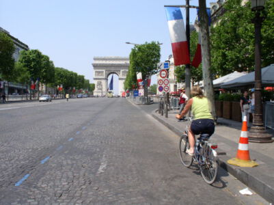 Nicole op een bijna lege Avenue des Champs Elysees