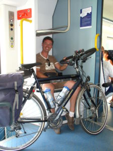 Rolph in de trein naar Neerpelt