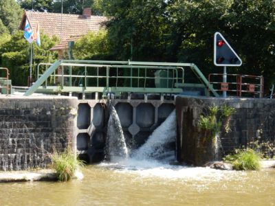 Een van de vele sluisjes aan het Canal du Centre