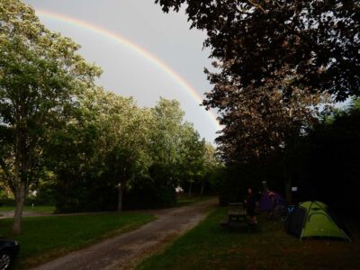 Regenboog op camping van Santenay